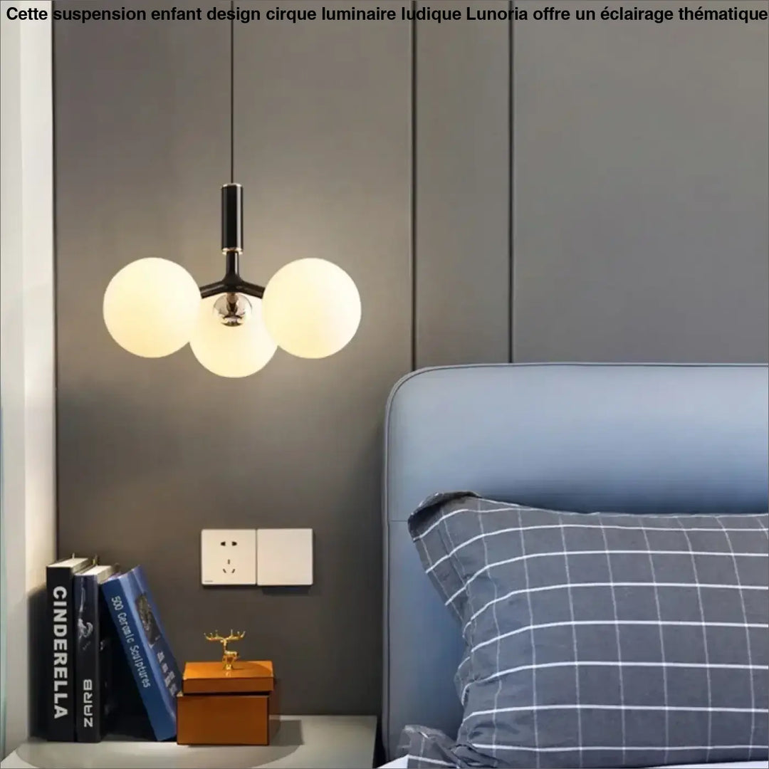 Suspension enfant design cirque en métal noir avec trois globes en verre dépoli ludique par lunoria