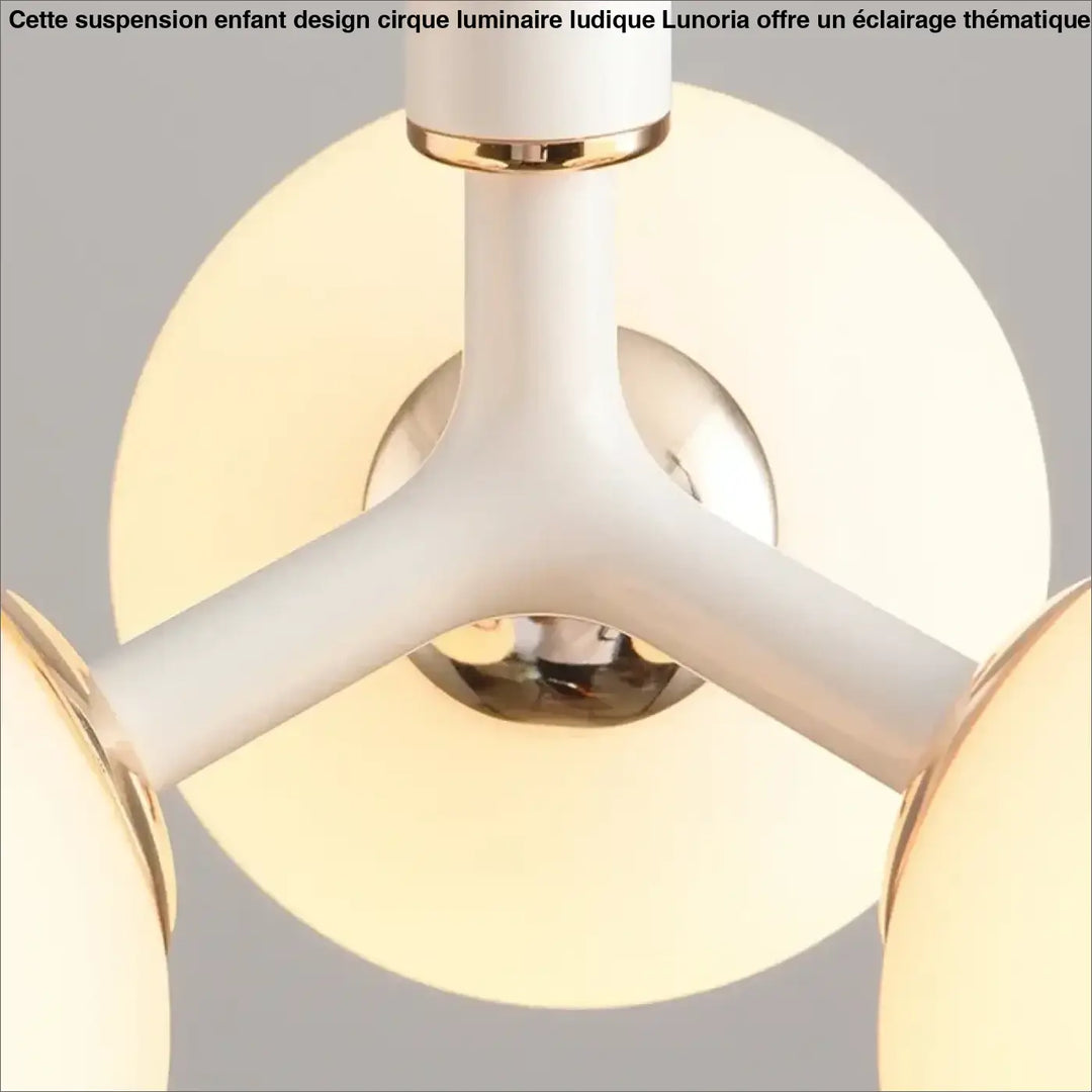 Suspension enfant design cirque ludique blanc et or avec abat-jours globes en verre dépoli pour éclairage moderne