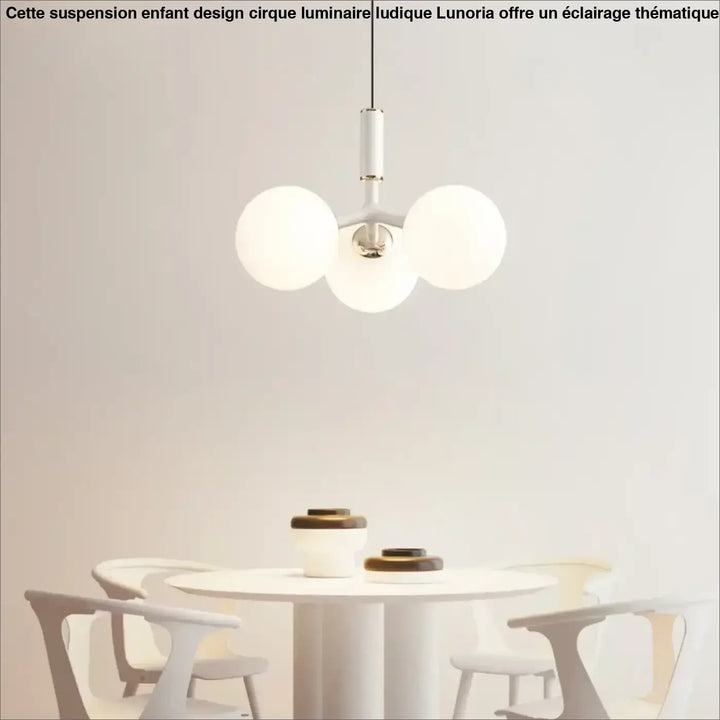 Suspension enfant design cirque luminaire ludique lunoria avec trois sphères en verre dépoli et fixture métallique blanc minimaliste