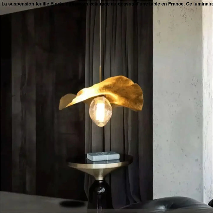 Suspension feuille dorée en forme de feuille avec ampoule claire suspendue au-dessus d’une table dans un coin salon