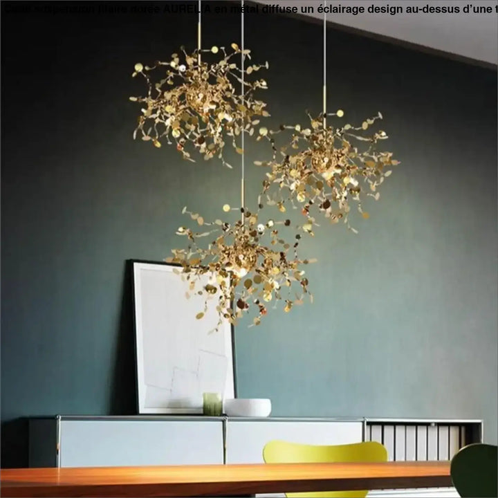 Suspension filaire dore aurelia avec lustres dorés en forme de feuille aux motifs décoratifs suspendus au plafond
