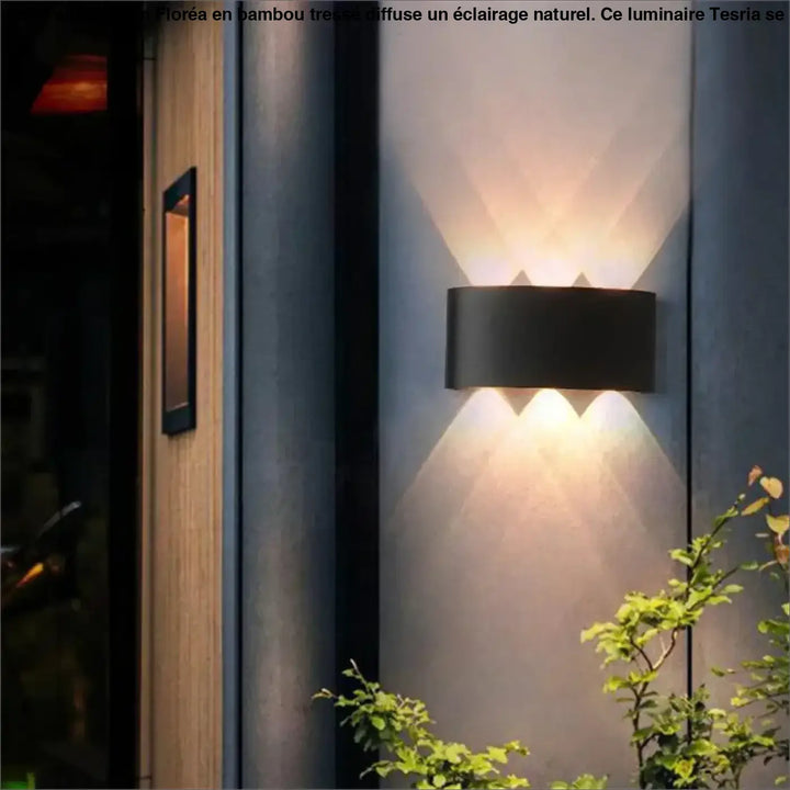 Luminaire mural rectangulaire noir avec deux lumières orientées vers le bas diffusant une lueur chaude au-dessus d’une table