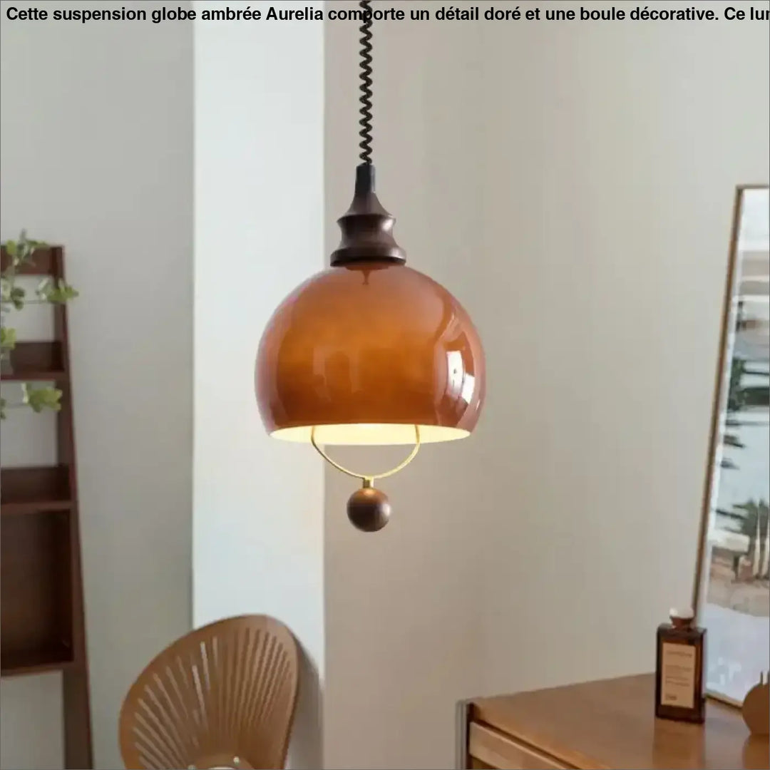 Suspension globe ambrée avec détail doré et boule décorative

