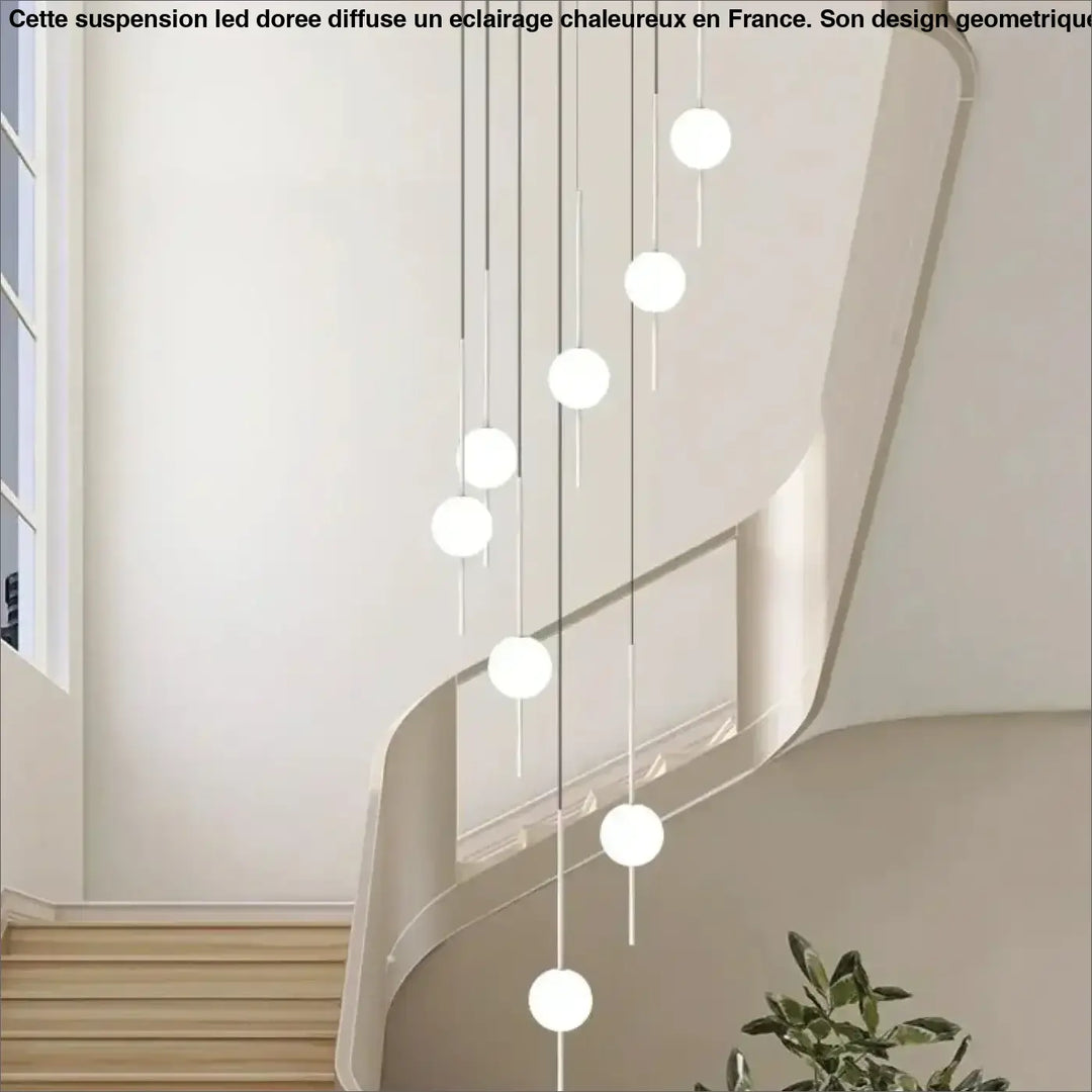 Suspension Design En Cascade Avec Boules Blanches Élégantes
