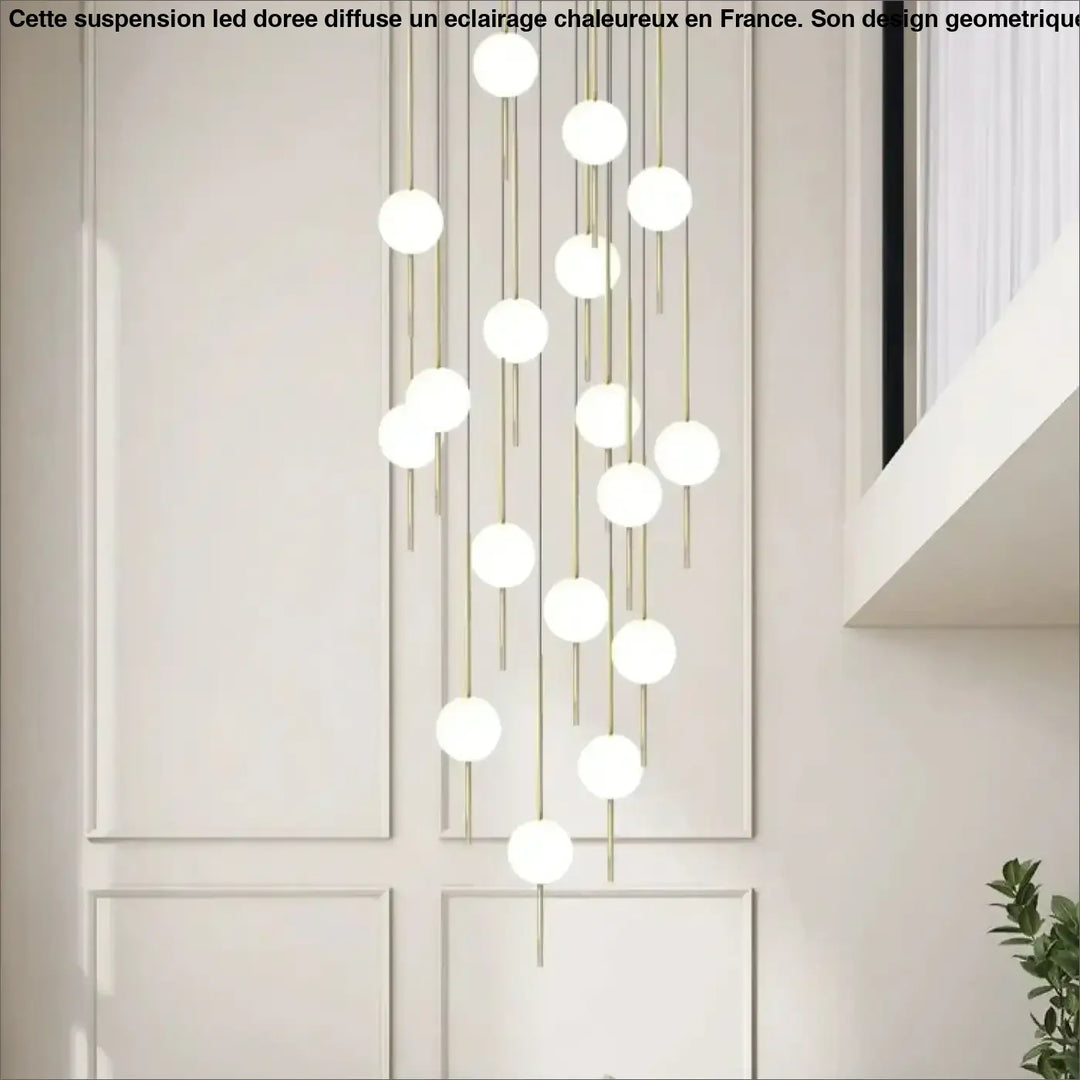 Suspension Design En Cascade Avec Boules Blanches Élégantes

