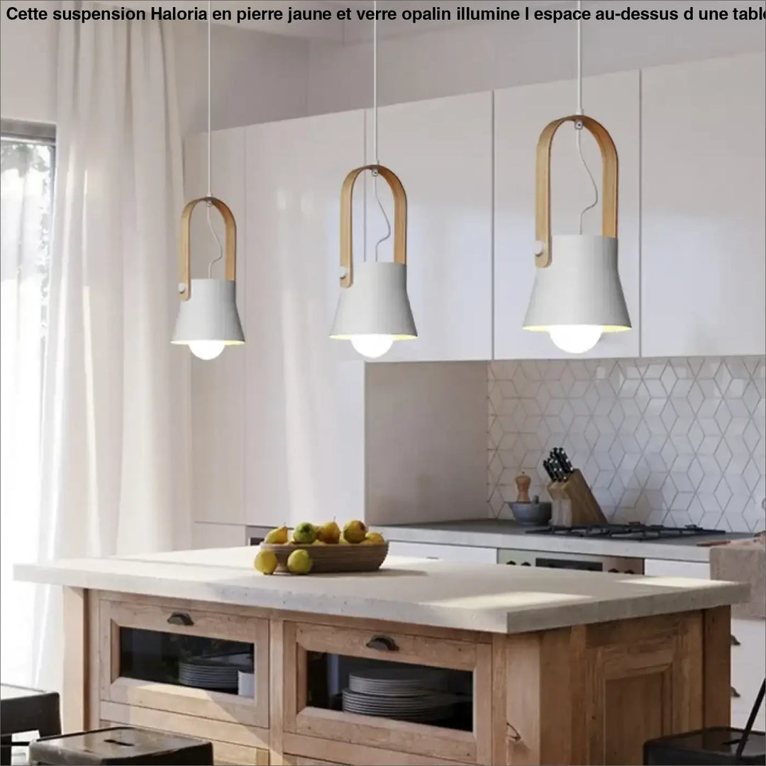 Suspension led moderne en pierre jaune et verre opalin avec abat-jour conique blanc et cadre bois au-dessus d’une table
