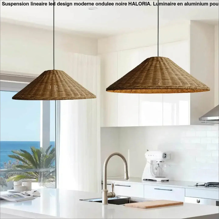 Deux suspensions lineaire led design moderne en osier tressé de couleur naturelle au-dessus dun îlot de cuisine noir