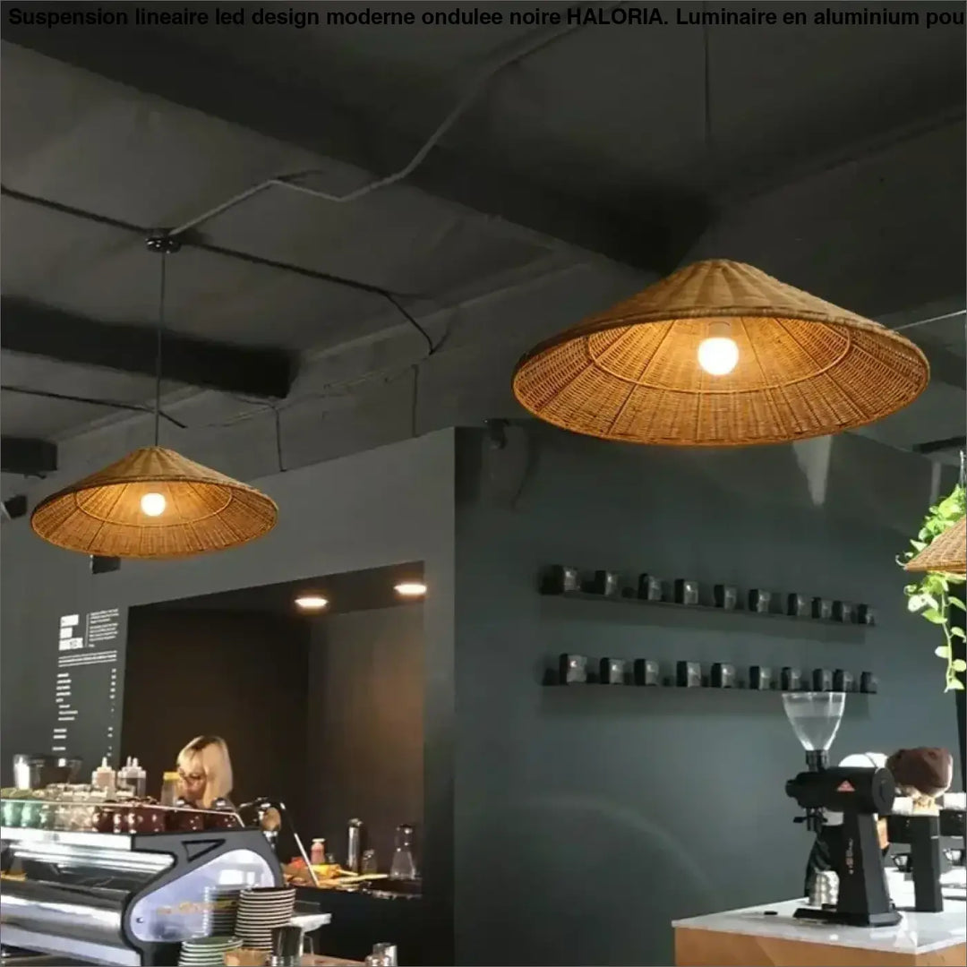 Suspension lineaire led noire en osier tressé avec ampoule led design moderne chaude et lumineuse haloria