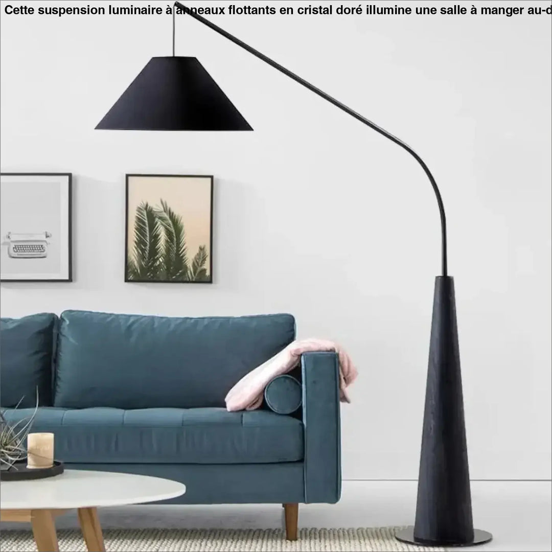 Lampadaire noir conique avec bras courbé et abat-jour effilé idéal pour salon ou chambre modèle arvika