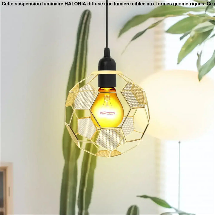 Suspension luminaire arkania en métal doré avec cage hexagonale ajourée et ampoule à filament apparente