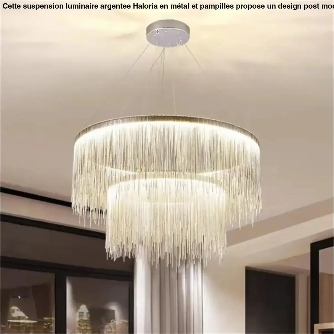 Suspension luminaire argentée à pampilles au design post moderne

