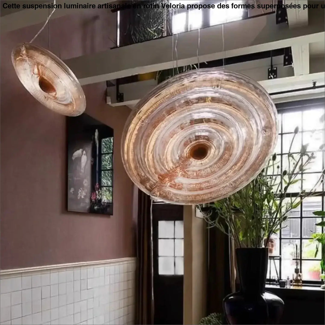 Suspension luminaire pyra en verre sculpté translucide ambré avec réflets ambrés et rainures circulaires concentriques