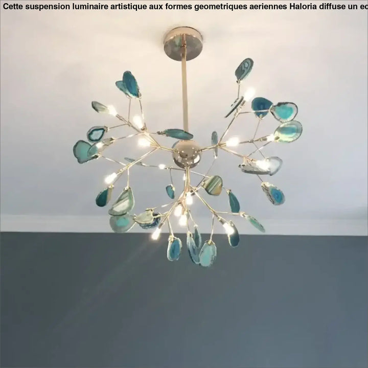 Suspension luminaire milahy avec finition laiton et feuilles bleues décoratives en agate teal éclairées en forme de branches