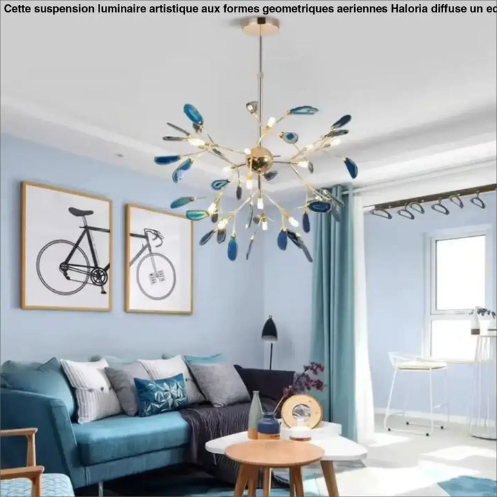 Suspension luminaire milahy avec hub central doré et branches ornées de feuilles bleues décoratives en verre translucide