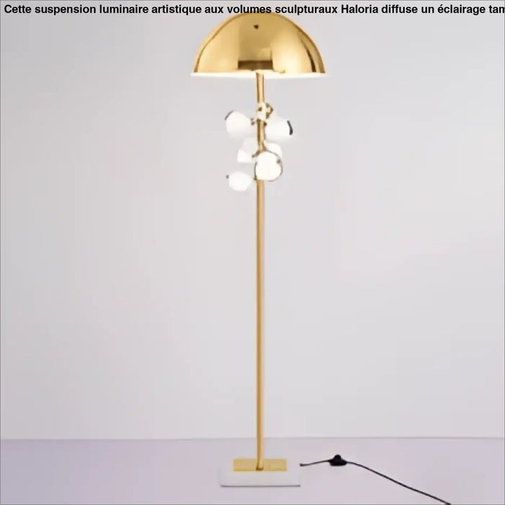 Lampadaire lyra en métal doré avec un pied fin et des sphères lumineuses blanches pour décoration intérieure