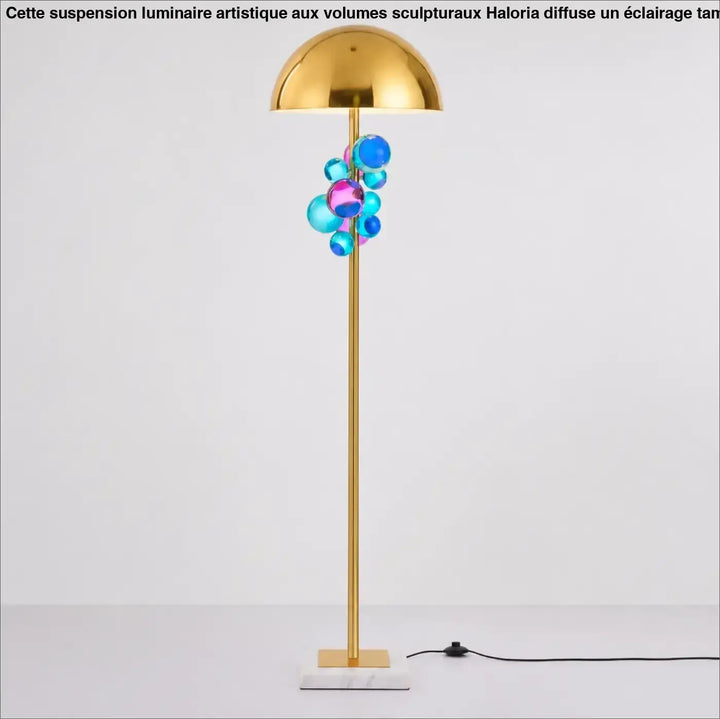 Lampadaire lyra en métal doré avec sphères lumineuses translucides colorées sur base en marbre blanc pour décoration intérieure