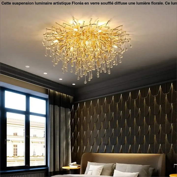 Plafonnier raffiné ramora avec branchages dorés et cristaux suspendus en forme de gouttes dorées
