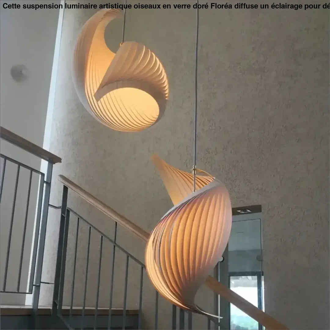 Suspension organique en bois sculptural ambiance chaleureuse
