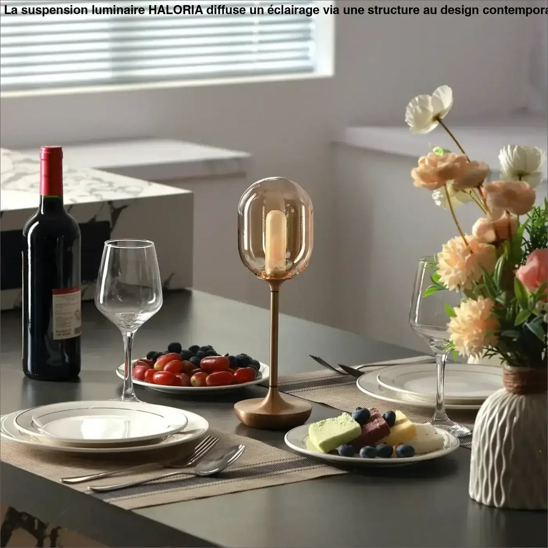 Lampe de chevet avec verre moderne ambre et base en laiton éclairée par une ampoule style bougie pour une lumière douce et ambiance chaleureuse