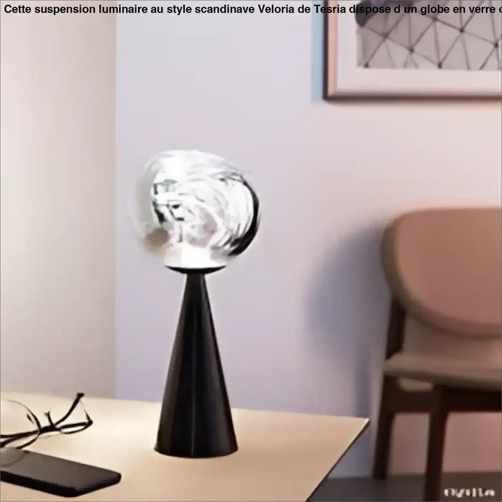 Lampe de table Dixon avec base conique noire et globe en verre texturé pour une présence lumineuse et décoration intérieure moderne