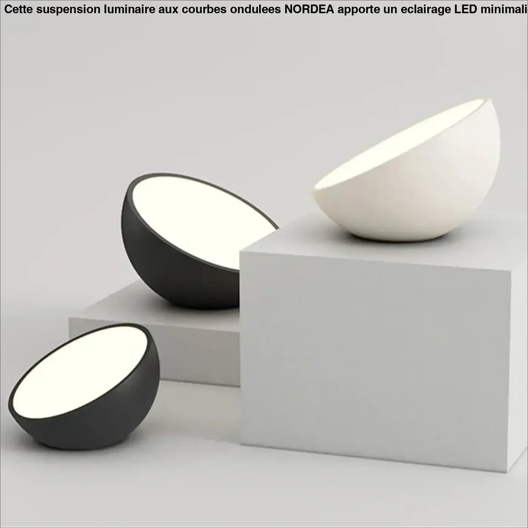 Luminaire plafonnier cosma avec coque arrondie en céramique mate noire et blanche diffusant une lumière diffuse douce