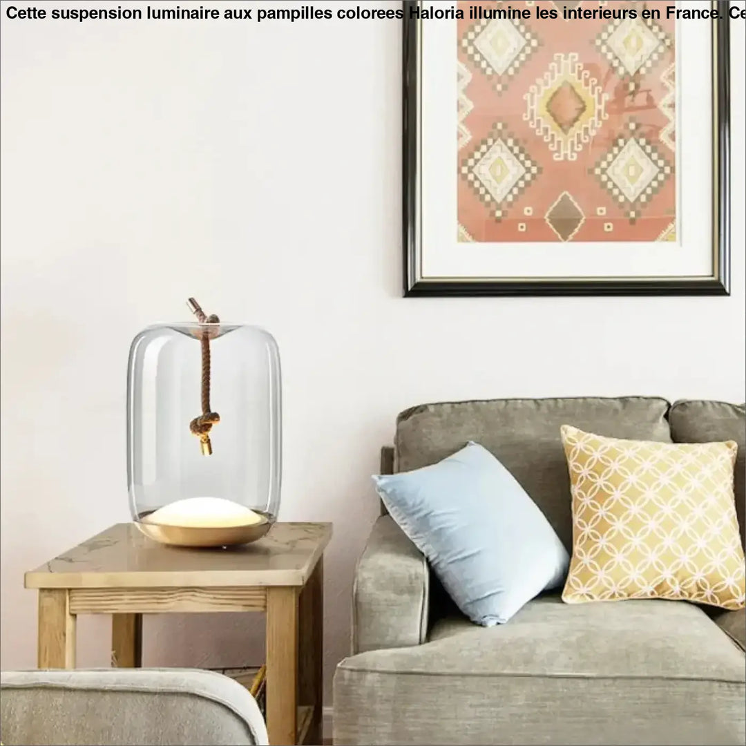 Lampe de table aeris en verre avec base dorée chaude et corde tressée, idéale pour lumière douce et décoration intérieure moderne