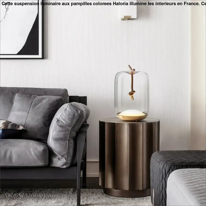 Lampe de table aeris en verre avec base dorée et corde suspendue pour une lumière douce en décoration intérieure moderne