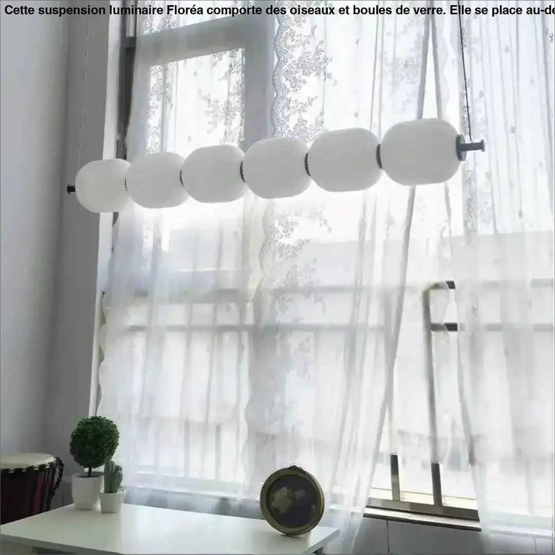 Suspension luminaire avec boules en verre et support en laiton chic