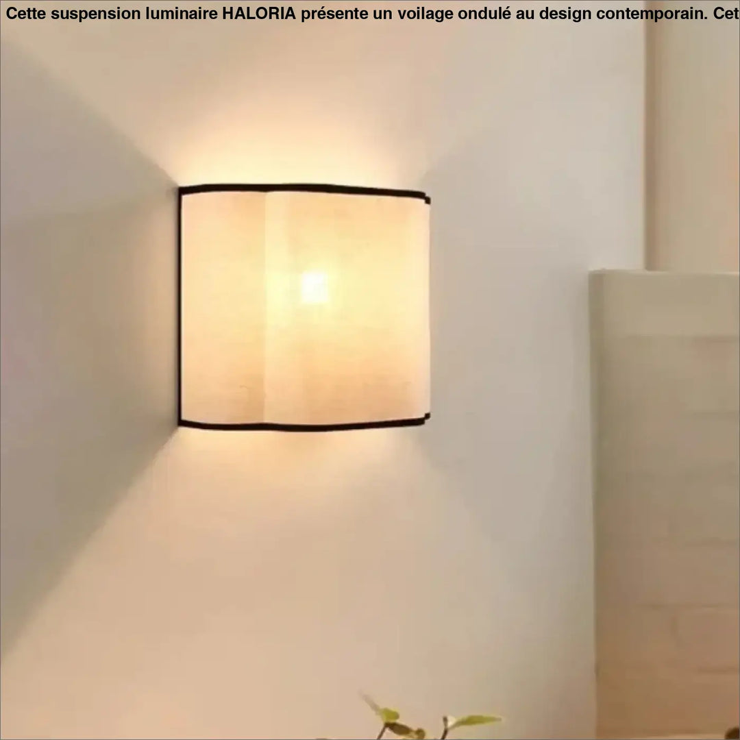 Applique murale carré avec abat-jour beige en tissu et bord noir émettant une lumière douce pour décoration intérieure