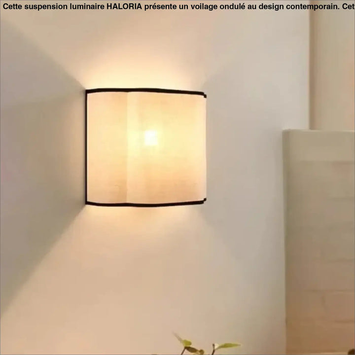 Applique murale carré avec abat-jour beige en tissu et bord noir émettant une lumière douce pour décoration intérieure