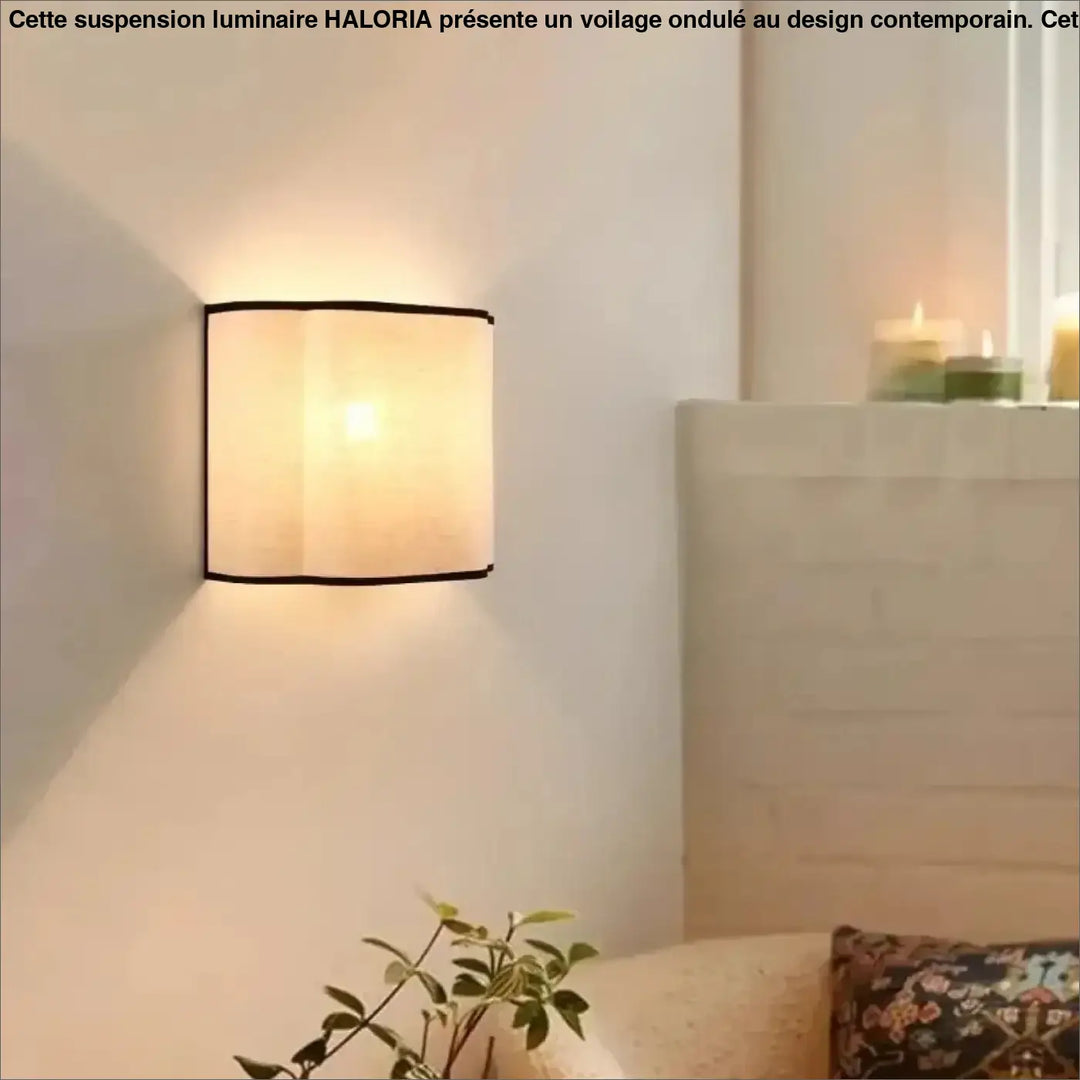 Applique murale carrée susso avec abat-jour beige en tissu et liseré noir, offrant une lumière douce pour décoration intérieure