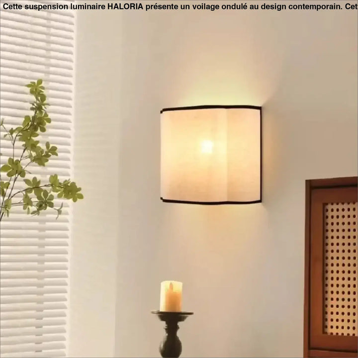 Applique murale carrée avec abat-jour en tissu beige et bordure noire pour une décoration intérieure à lumière douce