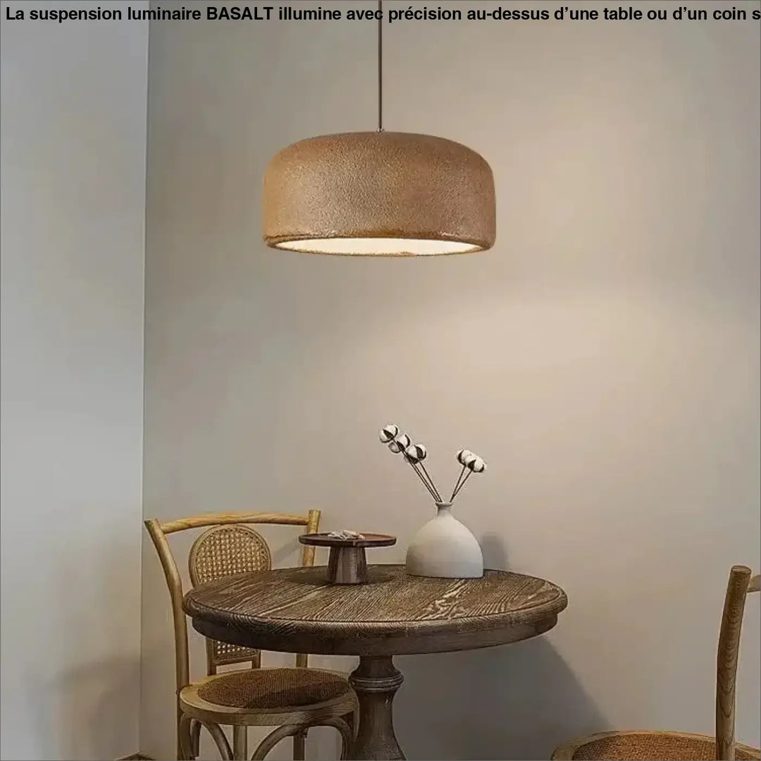 Suspension luminaire basalt en tissu tissé chaud style wabi-sabi avec relief minéral et lumière diffuse douce