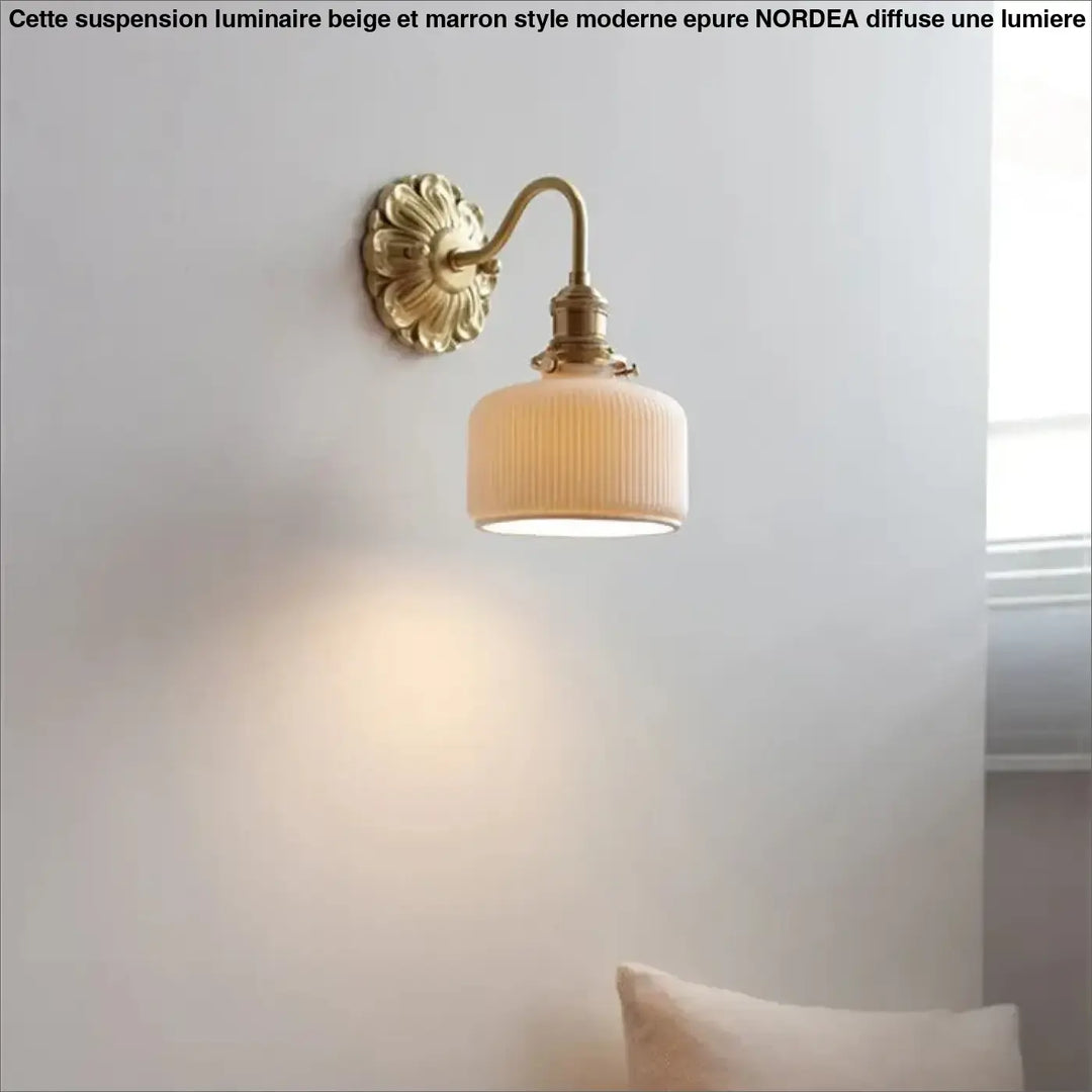 Antique luminaire beige en laiton avec abat-jour en verre crème nervuré marron style moderne epure nordéa