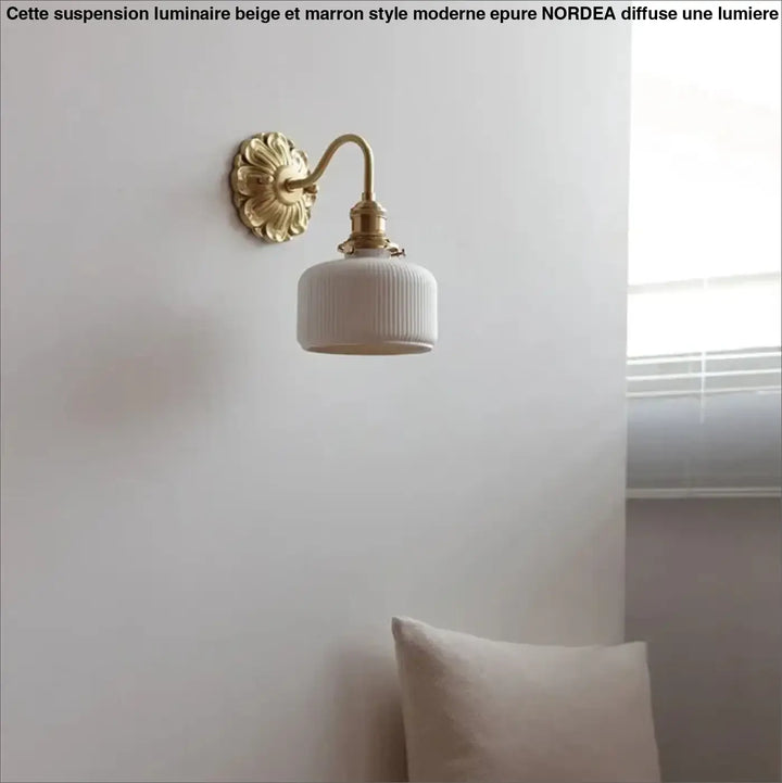 Luminaire beige suspension avec base métallique dorée et abat-jour en céramique côtelée marron style moderne epuré nordéa