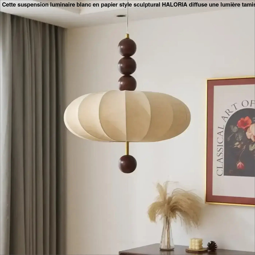 Suspension design en tissu beige et boules de bois modernes

