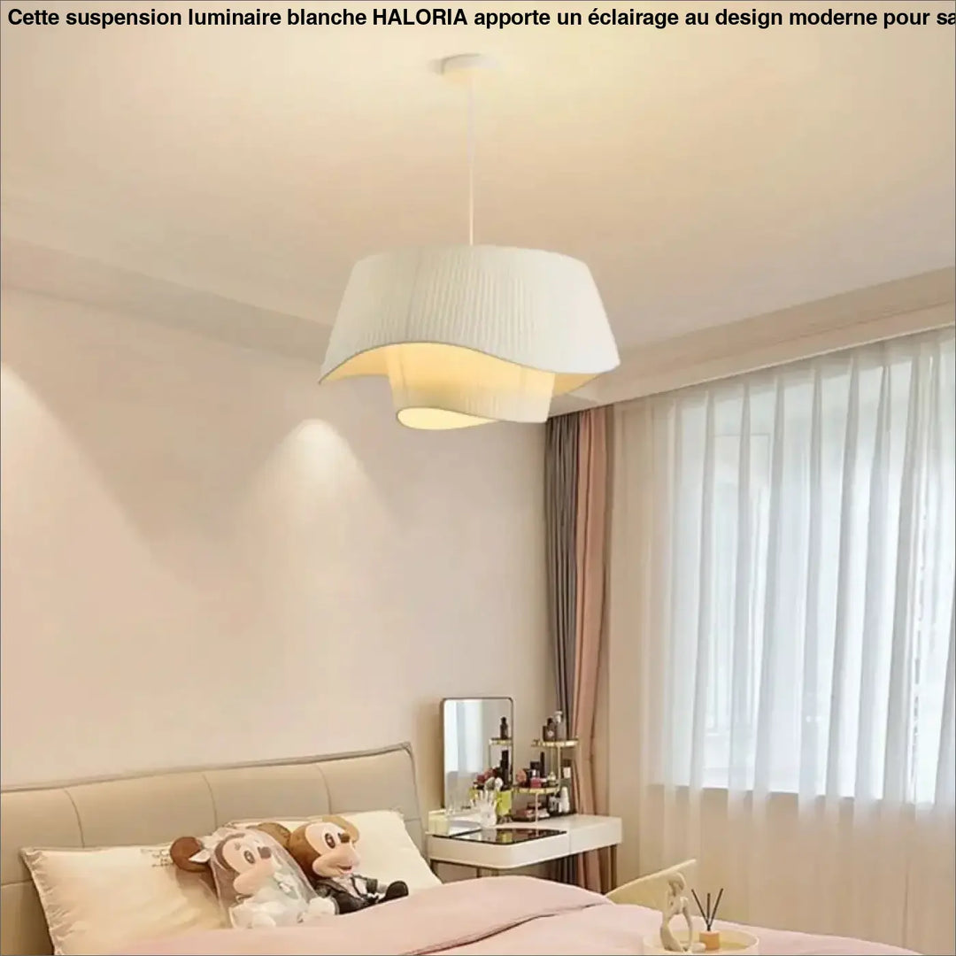 Suspension luminaire blanche tusso en tissu blanc avec plissés modernes diffusant un éclairage chaud et doux