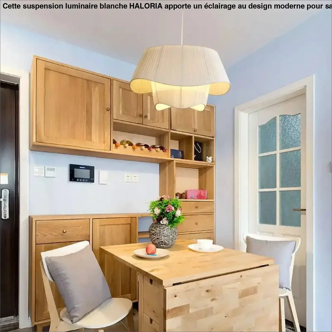 Suspension luminaire tusso en tissu blanc beige clair plissé au-dessus d une table à manger en bois choix d un éclairage élégant