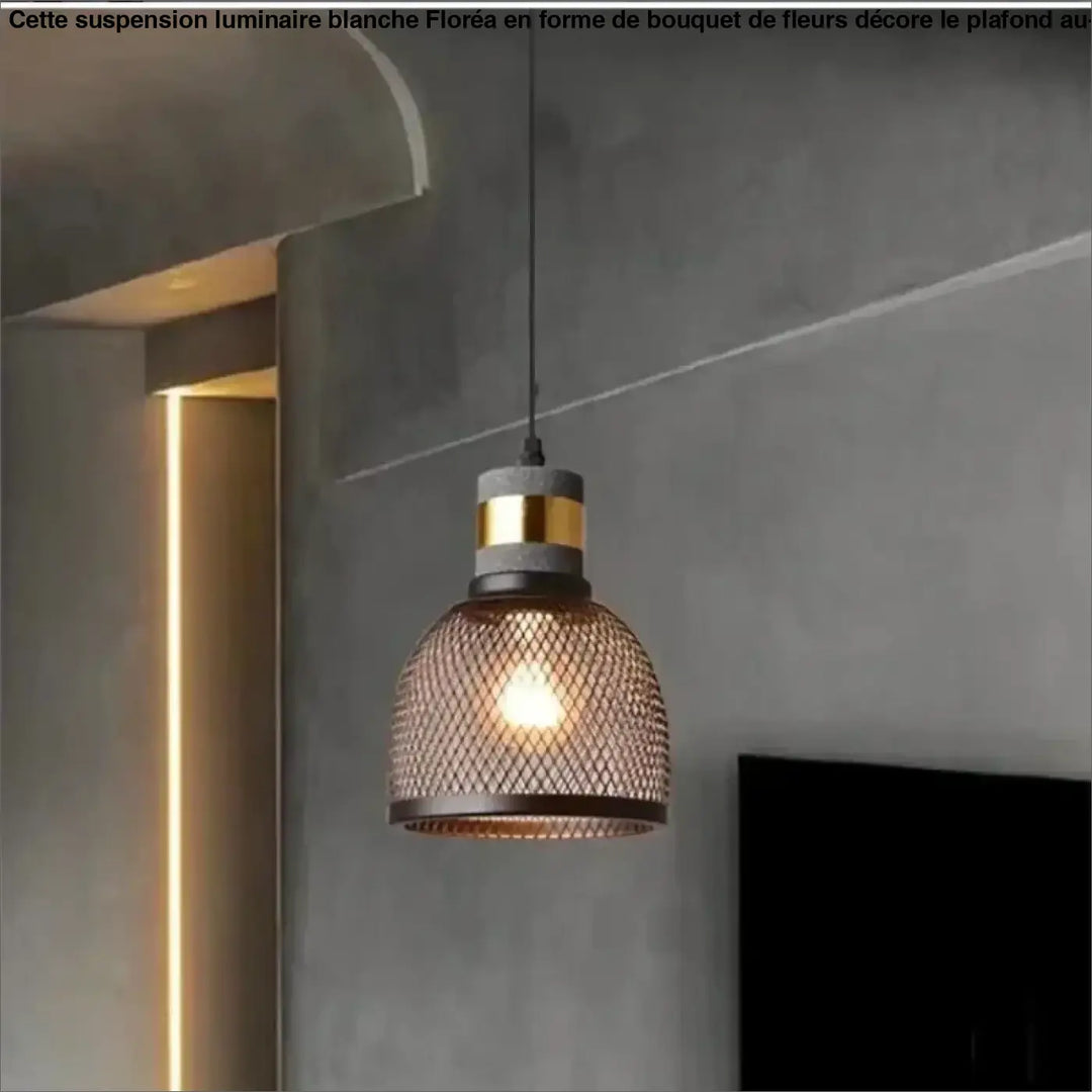 Suspension luminaire blanche industrielle avec abat-jour en maille métallique foncée, accents béton et laiton