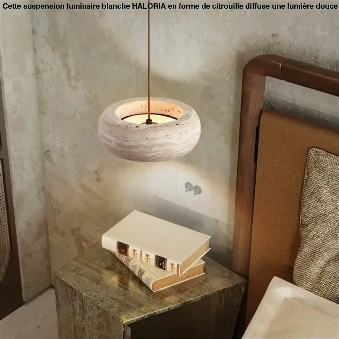 Suspension luminaire blanche en béton minimaliste avec une lueur circulaire chaude et suspension fine en cuivre haloria