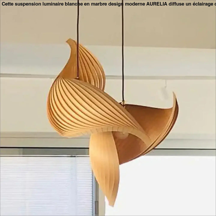 Suspension bois sculptural en forme torsadée élégante lumineuse
