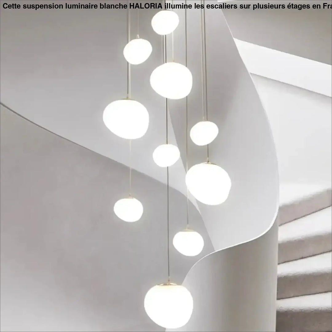 suspension luminaire blanche pour escalier sur plusieurs étages

