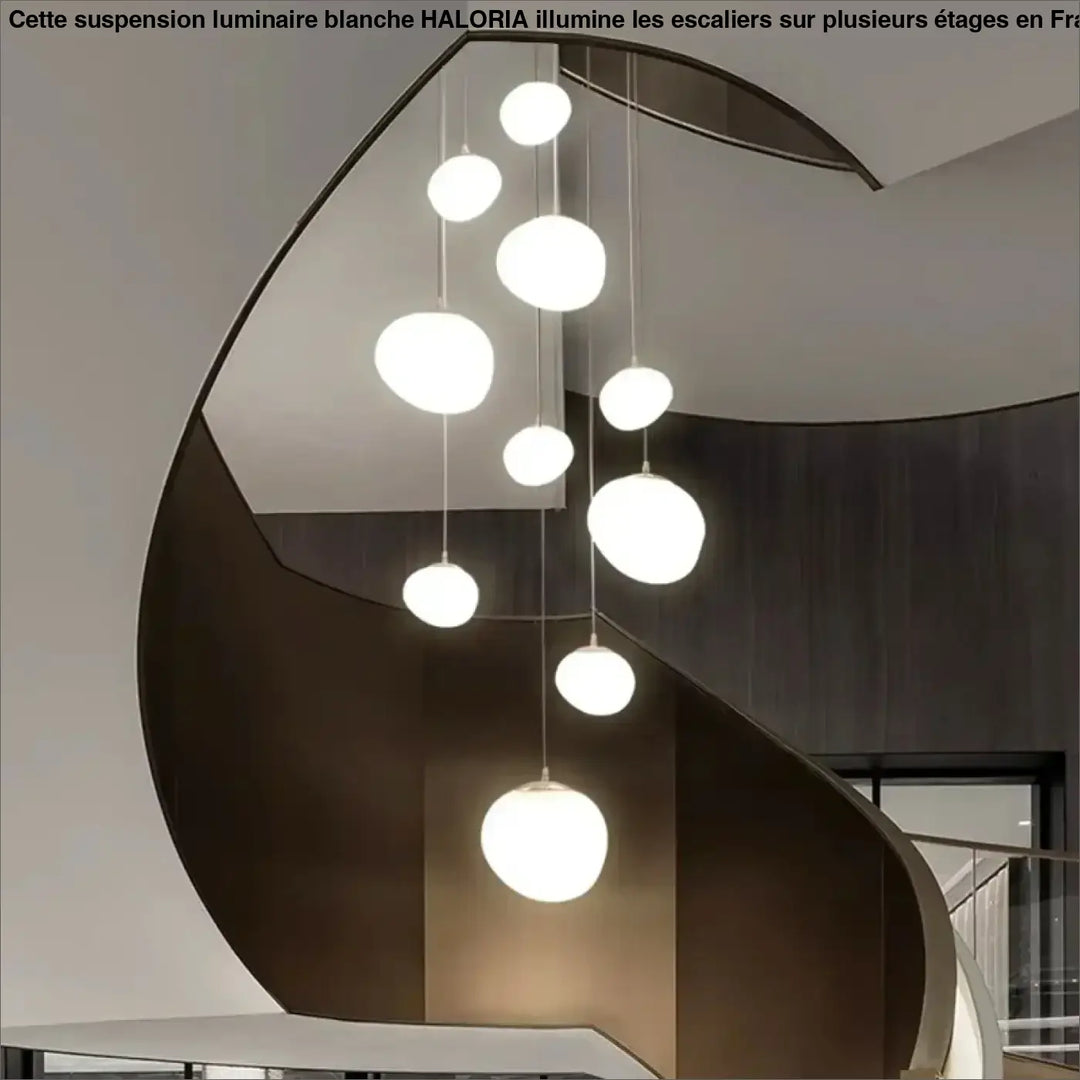 suspension luminaire blanche pour escalier sur plusieurs étages

