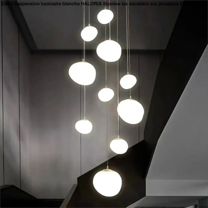 suspension luminaire blanche pour escalier sur plusieurs étages

