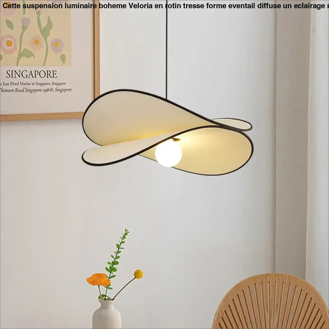 Suspension luminaire boheme en rotin tresse forme eventail crème avec bord noir et lumière chaude douce