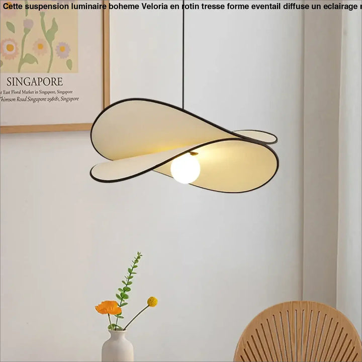 Suspension luminaire boheme en rotin tresse forme eventail crème avec bord noir et lumière chaude douce