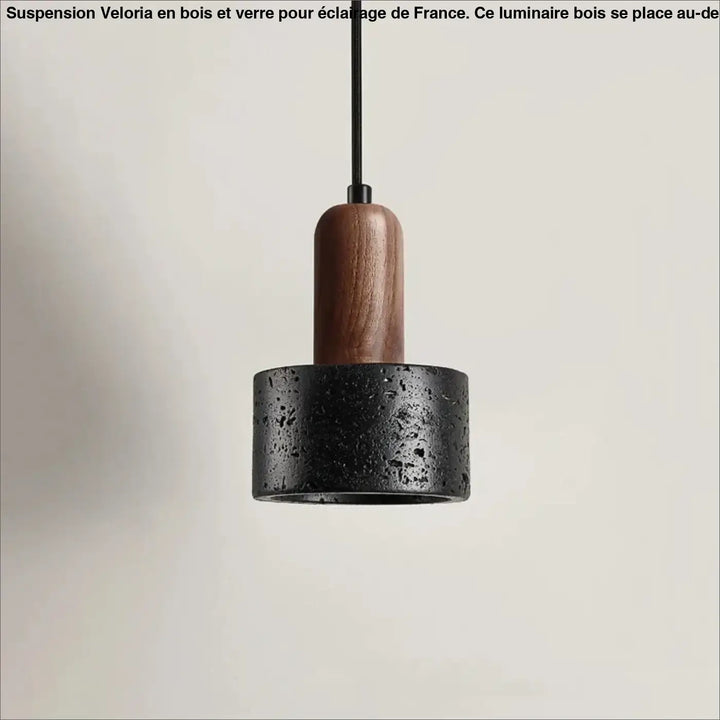 Suspension luminaire bois et verre design contemporain en béton noir texturé avec accent bois chaud au-dessus d’une table