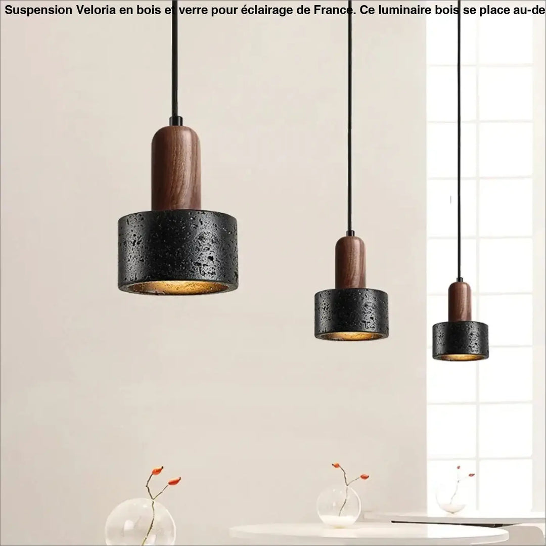 Suspension luminaire bois en béton texturé noir avec accents en bois sombre idéale au-dessus d’une table ou d’un coin salon veloria