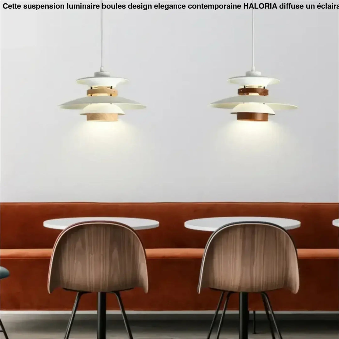 Suspension luminaire stratis en bois et blanc à design scandinave suspendue au-dessus des tables
