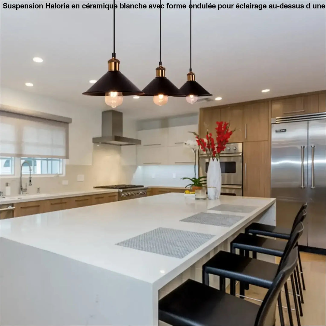 Suspension luminaire ceramique blanc a forme ondulee avec accents en laiton noir suspendue au-dessus d’une table
